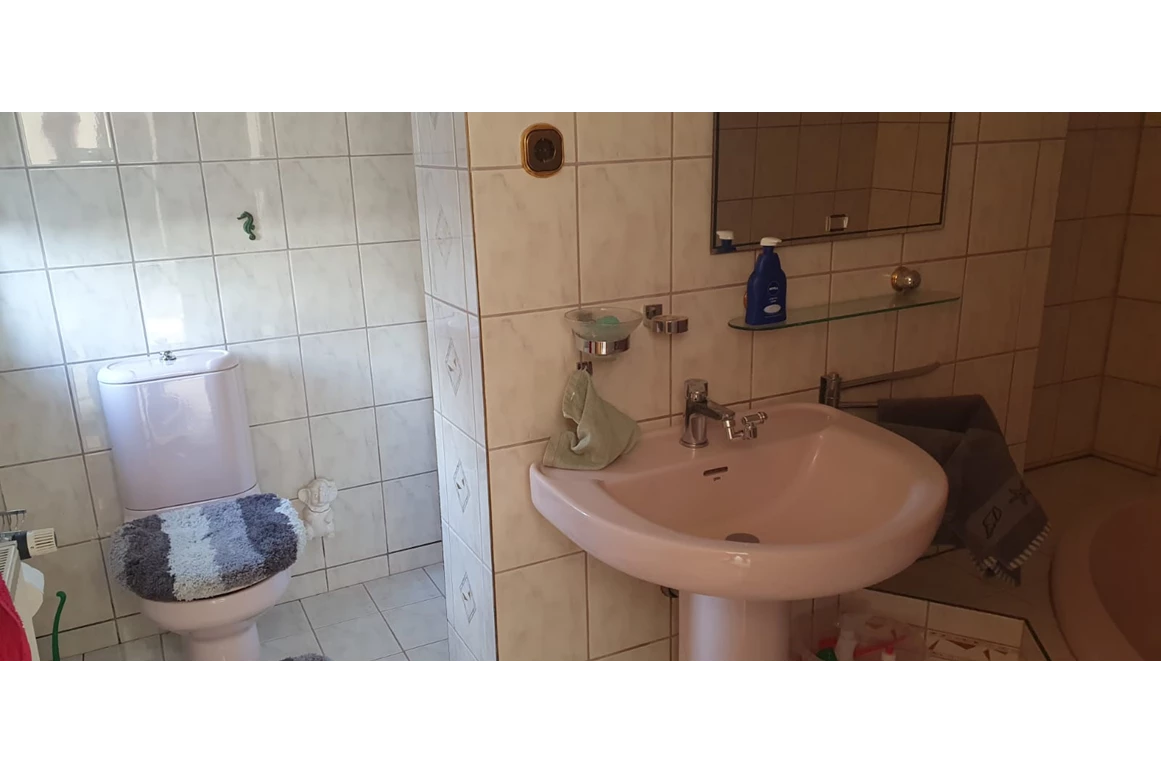 MonteurZimmer: Waschbecken und Toilette - FeWo Bienchen