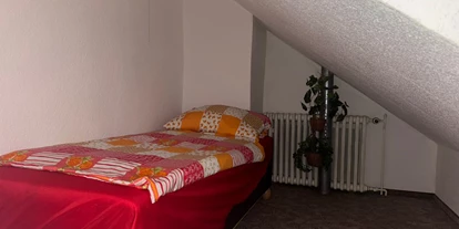 Monteur-Zimmer - Zwenkau - kleiner Raum mit Liege - FeWo Bienchen