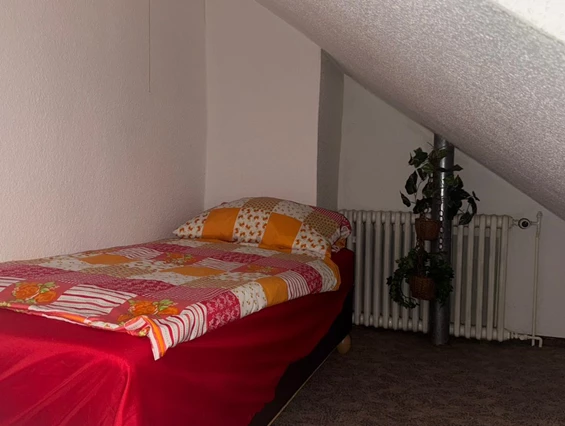 MonteurZimmer: kleiner Raum mit Liege - FeWo Bienchen