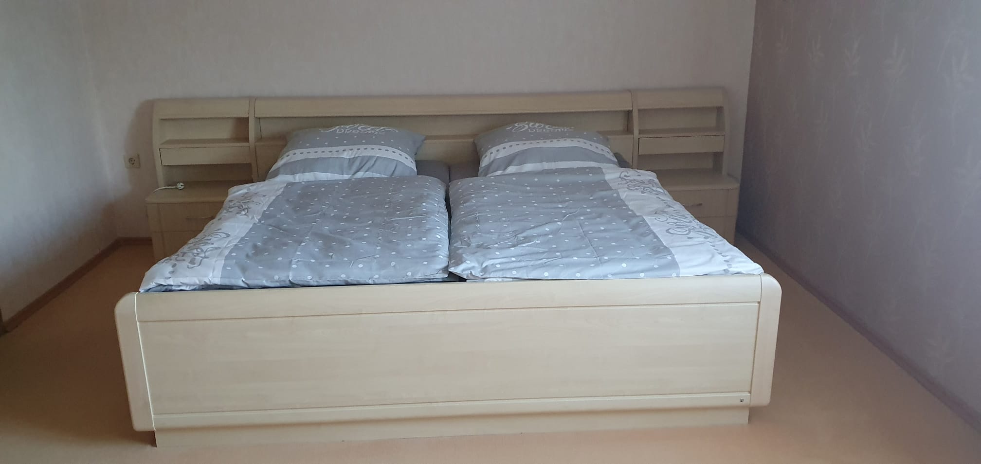 MonteurZimmer: Doppelbett im oberen Bereich - FeWo Bienchen
