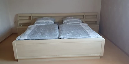 Monteur-Zimmer - Zwenkau - Doppelbett im oberen Bereich - FeWo Bienchen