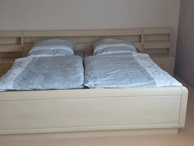 MonteurZimmer: Doppelbett im oberen Bereich - FeWo Bienchen