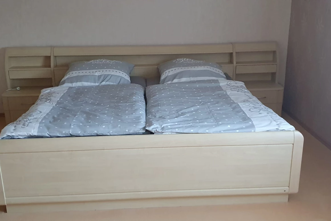 MonteurZimmer: Doppelbett im oberen Bereich - FeWo Bienchen