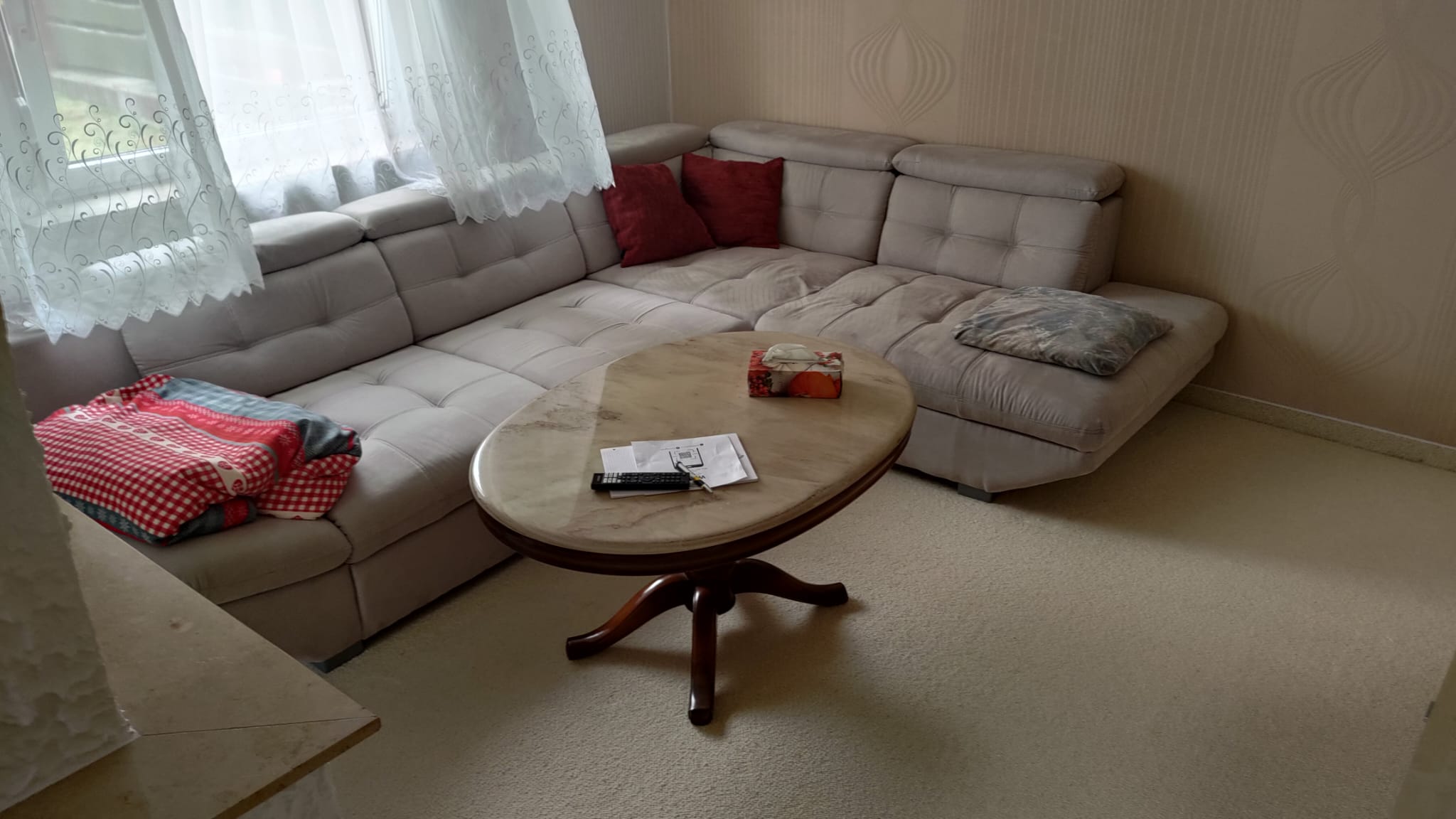 MonteurZimmer: großes gemütliches Sofa, worauf man auch schlafen kann - FeWo Bienchen