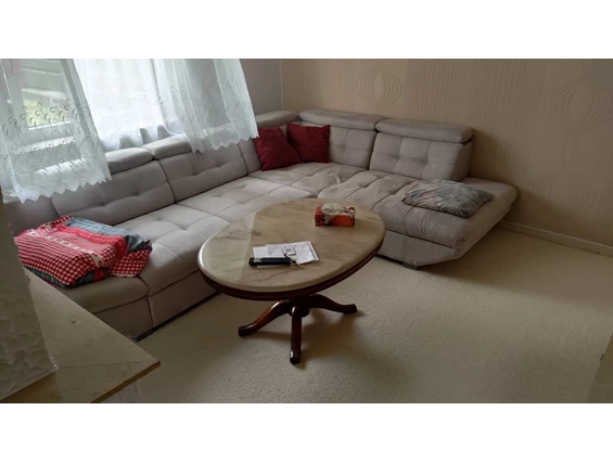 MonteurZimmer: großes gemütliches Sofa, worauf man auch schlafen kann - FeWo Bienchen