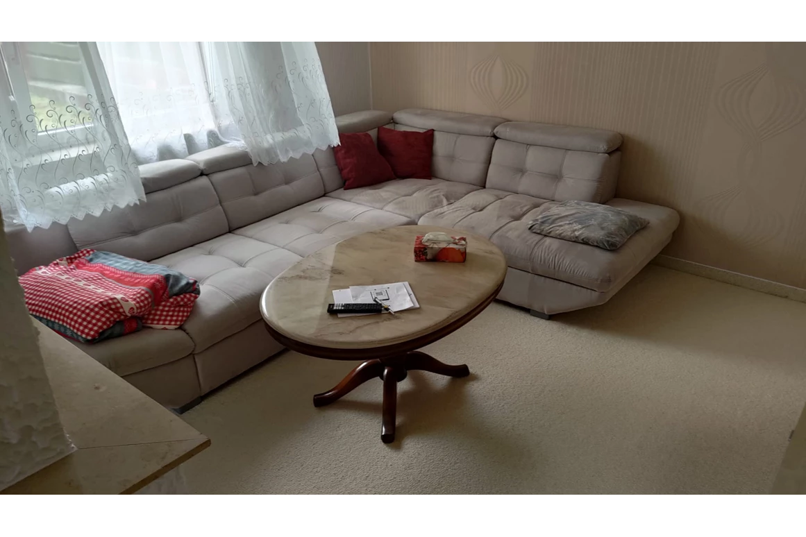 MonteurZimmer: großes gemütliches Sofa, worauf man auch schlafen kann - FeWo Bienchen