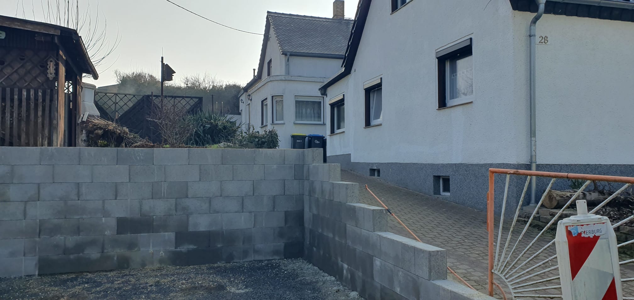 MonteurZimmer: Stellplatz für 2 Pkw oder Transporter - FeWo Bienchen