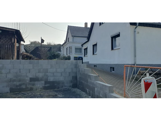 MonteurZimmer: Stellplatz für 2 Pkw oder Transporter - FeWo Bienchen