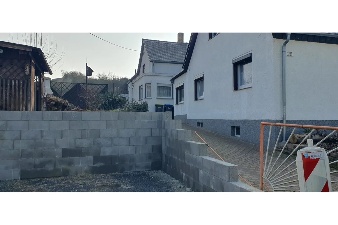 MonteurZimmer: Stellplatz für 2 Pkw oder Transporter - FeWo Bienchen