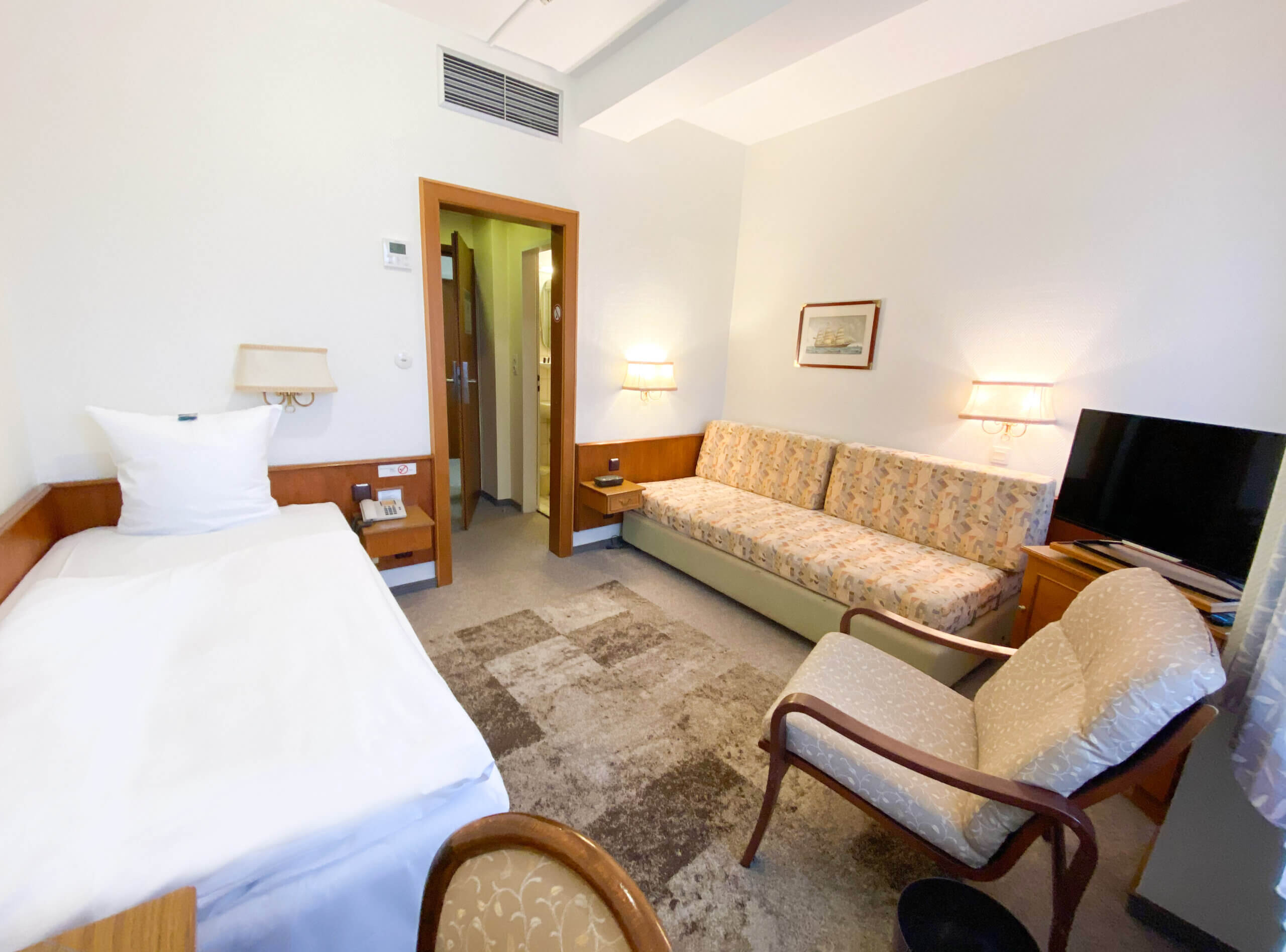 Monteur-Zimmer - https://www.hotel-am-rathaus.com/wp-content/uploads/2020/10/Bad_alt-scaled.jpg - Hotel am Rathaus