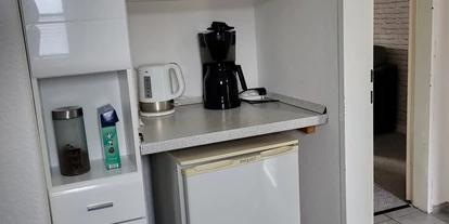 Monteur-Zimmer - Preis pro Nacht - Fereinwohnung, kleine Küche rechts - Gästehaus Harrislee