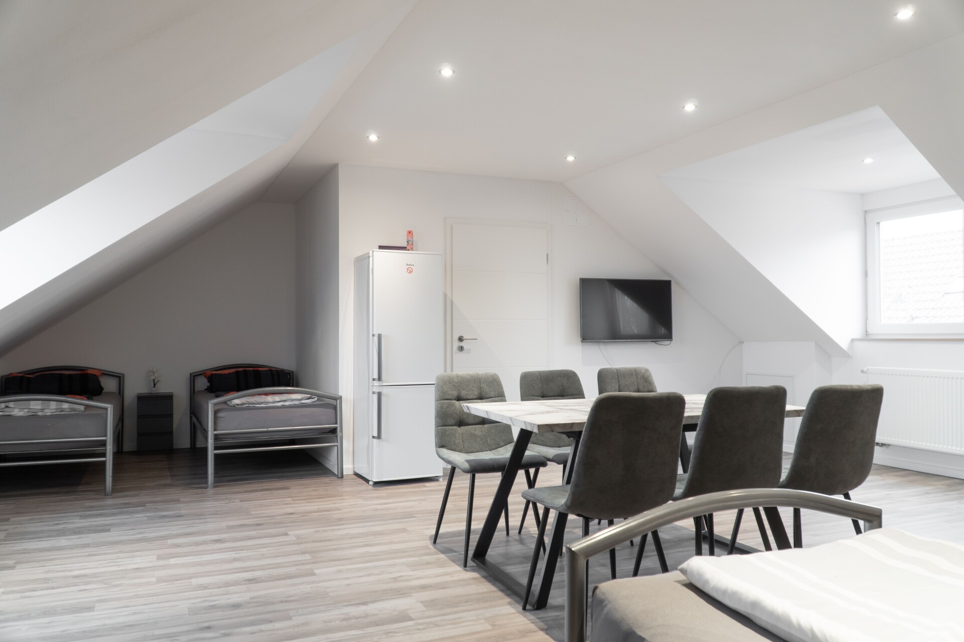 Monteur-Zimmer - Preis pro Nacht - M House Apartment & Rooms - Monteursunterkunft für 12 Personen in 86356 Neusäß