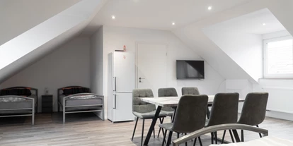 Monteur-Zimmer - Petersdorf (Landkreis Aichach-Friedberg) - M House Apartment & Rooms - Monteursunterkunft für 12 Personen in 86356 Neusäß