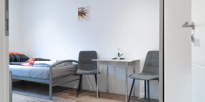 Monteur-Zimmer - Petersdorf (Landkreis Aichach-Friedberg) - M House Apartment & Rooms - Monteursunterkunft für 12 Personen in 86356 Neusäß