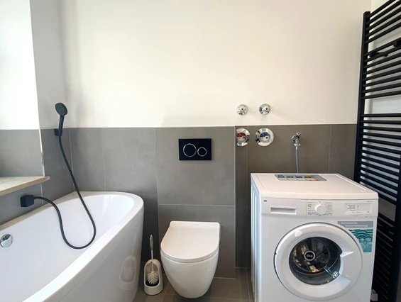 MonteurZimmer: Wohnung mit Waschmaschine, Trockner, Balkon, Parkplatz