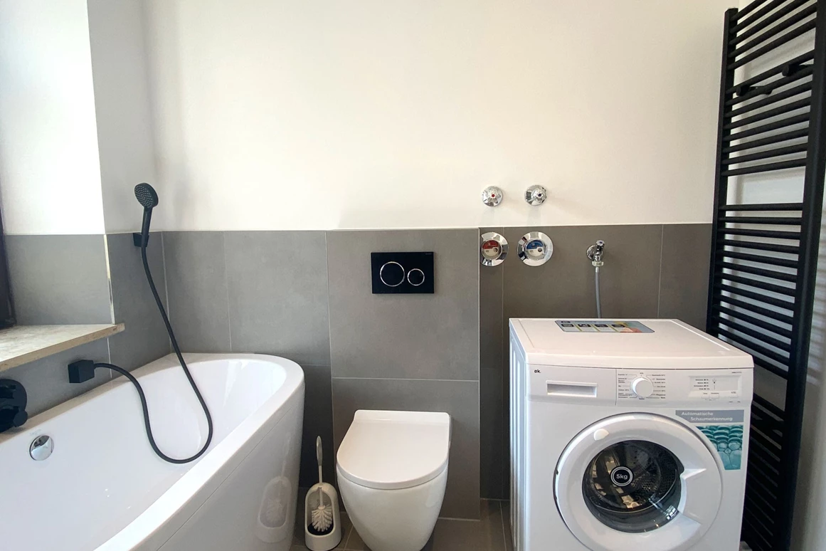 MonteurZimmer: Wohnung mit Waschmaschine, Trockner, Balkon, Parkplatz