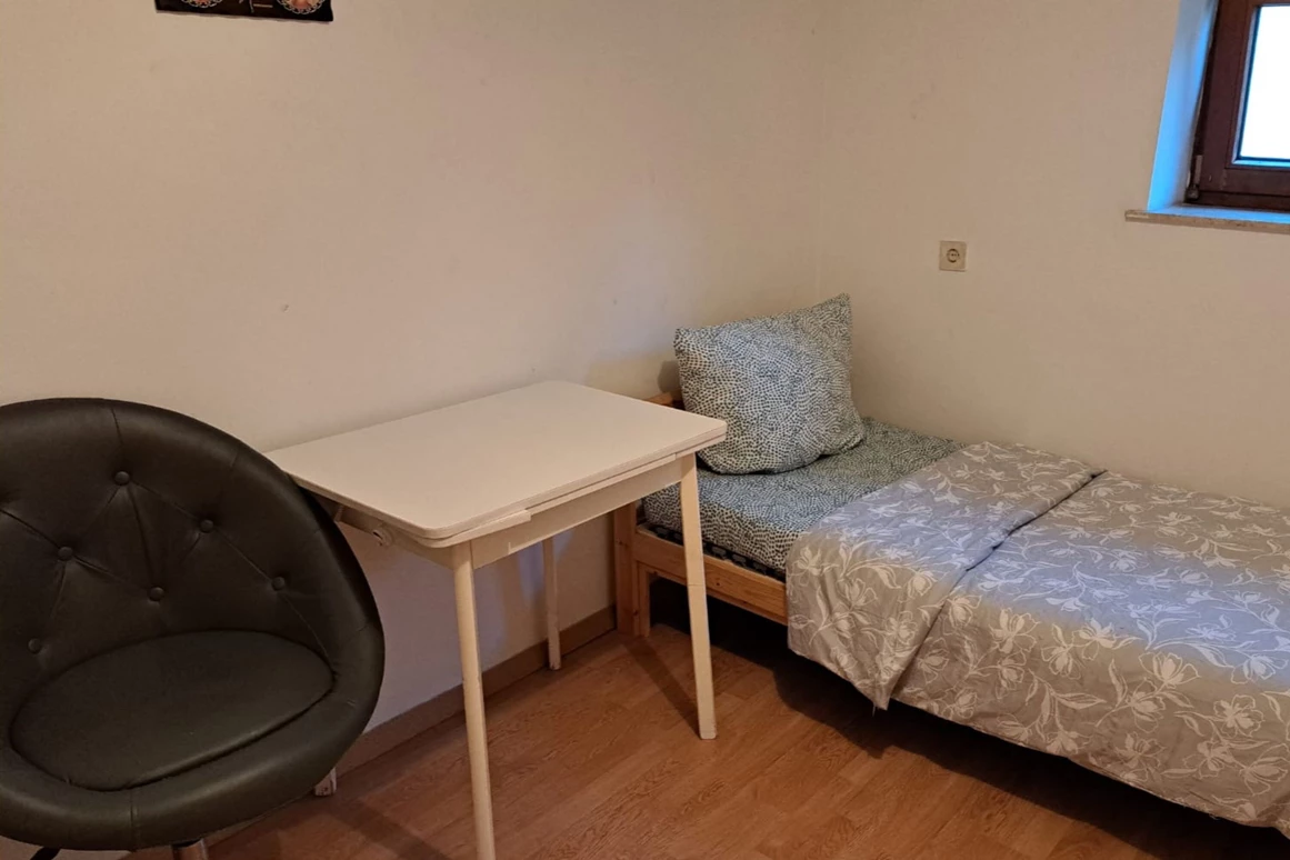 MonteurZimmer: 4 Wohnungen Augsburg - Eigenes Bad und Küche