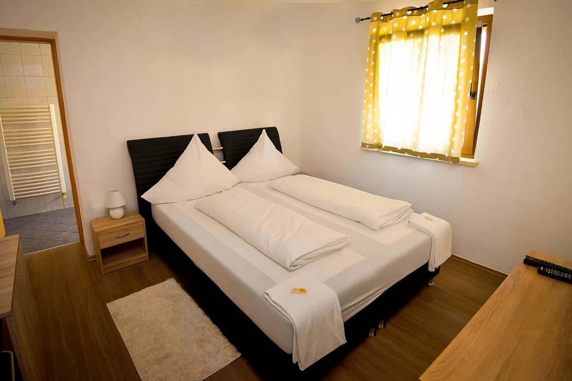 MonteurZimmer: Pension, Hotel Gasthof Kaiserkrone in Gersthofen, Augsburg