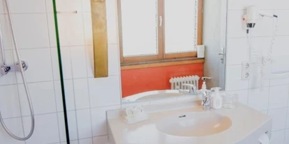 Monteur-Zimmer - Aichach (Landkreis Aichach-Friedberg) - Badezimmer in einem Einzelzimmer  - Gasthaus | Gästekiste