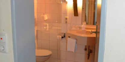Monteur-Zimmer - Aichach (Landkreis Aichach-Friedberg) - Badezimmer in einem Einzelzimmer  - Gasthaus | Gästekiste
