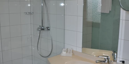 Monteur-Zimmer - Aichach (Landkreis Aichach-Friedberg) - Badezimmer im Einzelzimmer in der Gästekiste - Gasthaus | Gästekiste