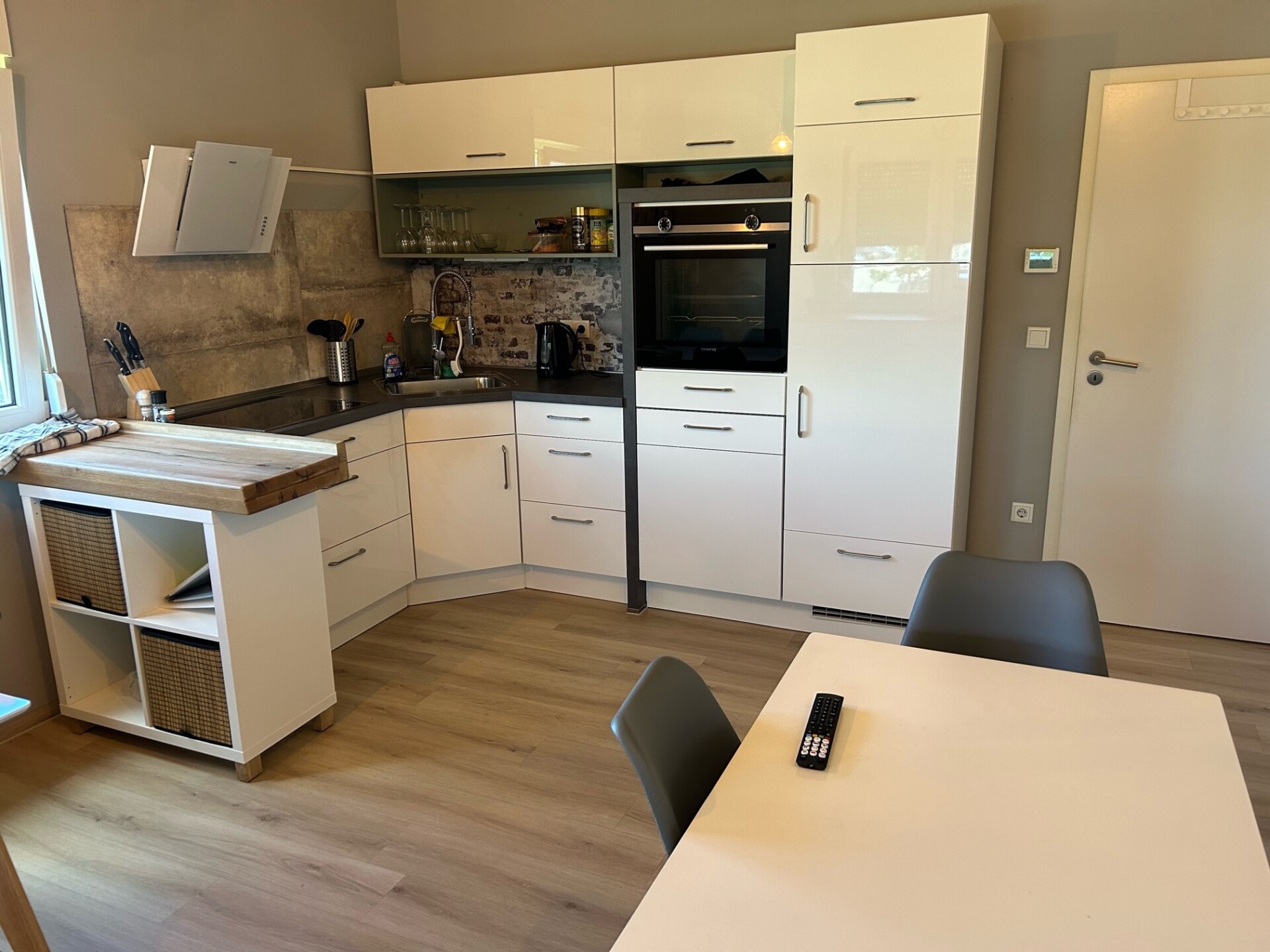 Monteur-Zimmer - Wehringen - Moderne Küche mit Vollausstattung Klima Smart TV Wlan Grillplatz BBQ in 86368 Gersthofen