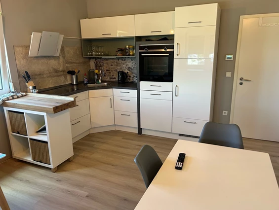 MonteurZimmer: Moderne Küche mit Vollausstattung Klima Smart TV Wlan Grillplatz BBQ in 86368 Gersthofen