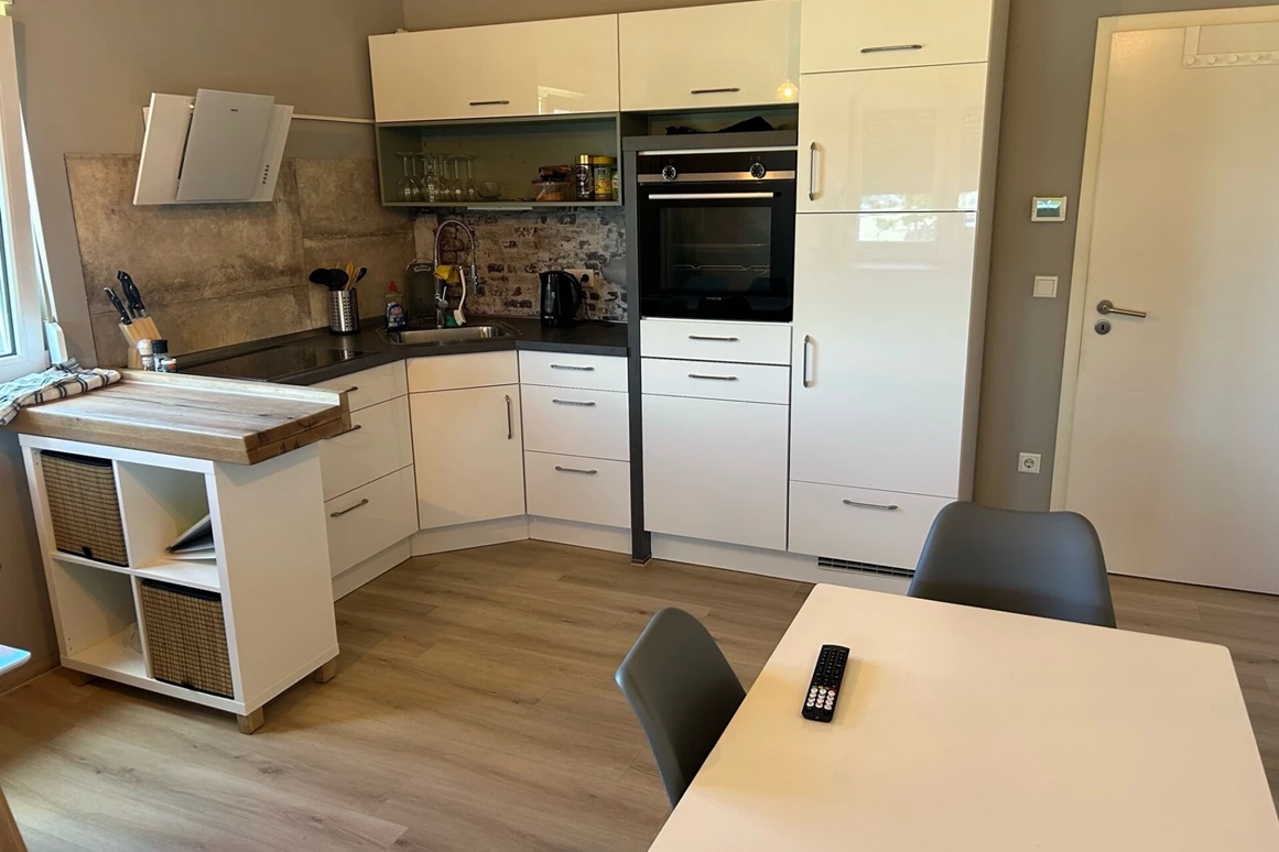 MonteurZimmer: Moderne Küche mit Vollausstattung Klima Smart TV Wlan Grillplatz BBQ in 86368 Gersthofen
