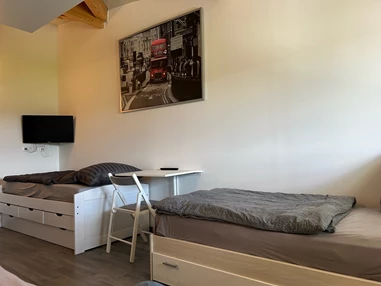MonteurZimmer: Moderne Küche mit Vollausstattung Klima Smart TV Wlan Grillplatz BBQ in 86368 Gersthofen