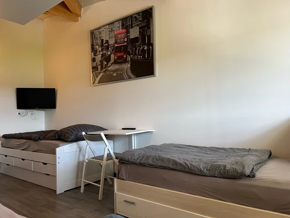 MonteurZimmer: Moderne Küche mit Vollausstattung Klima Smart TV Wlan Grillplatz BBQ in 86368 Gersthofen