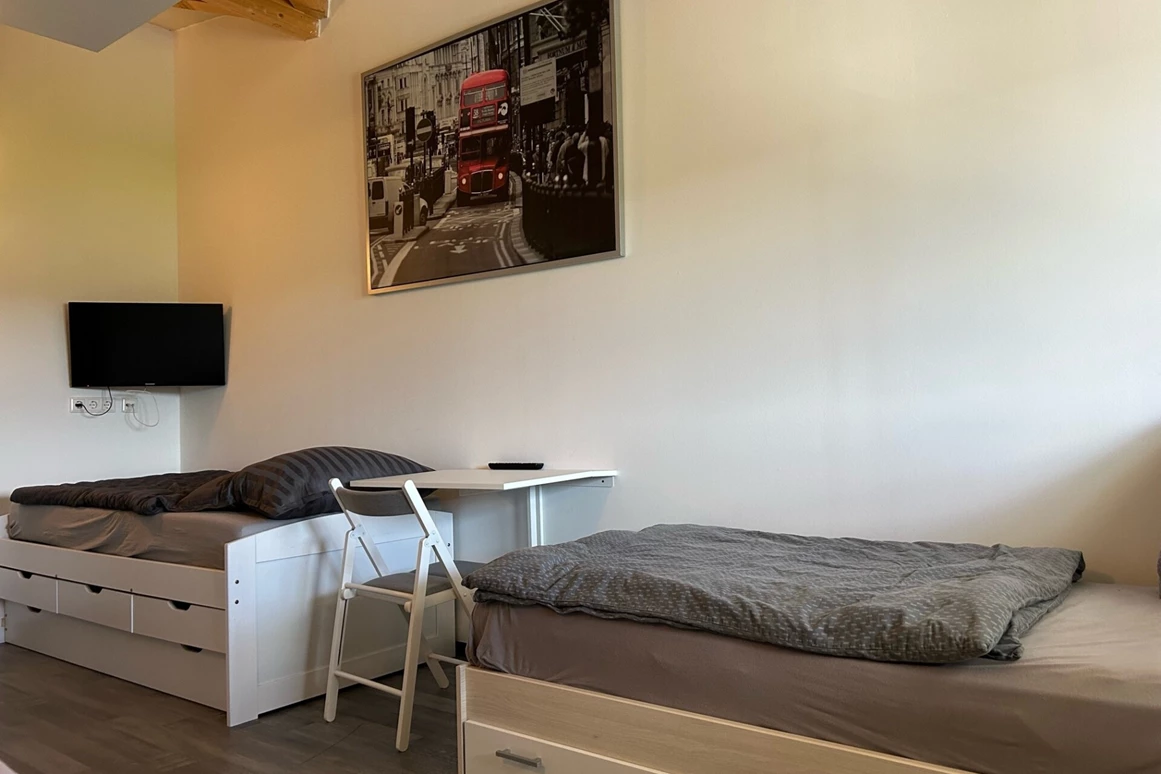 MonteurZimmer: Moderne Küche mit Vollausstattung Klima Smart TV Wlan Grillplatz BBQ in 86368 Gersthofen