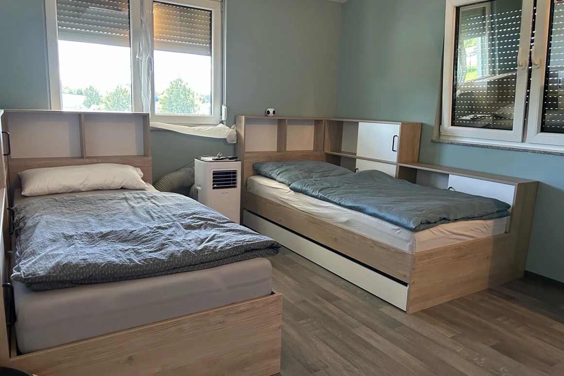 MonteurZimmer: Moderne Küche mit Vollausstattung Klima Smart TV Wlan Grillplatz BBQ in 86368 Gersthofen