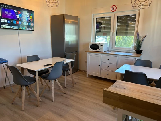 MonteurZimmer: Moderne Küche mit Vollausstattung Klima Smart TV Wlan Grillplatz BBQ in 86368 Gersthofen