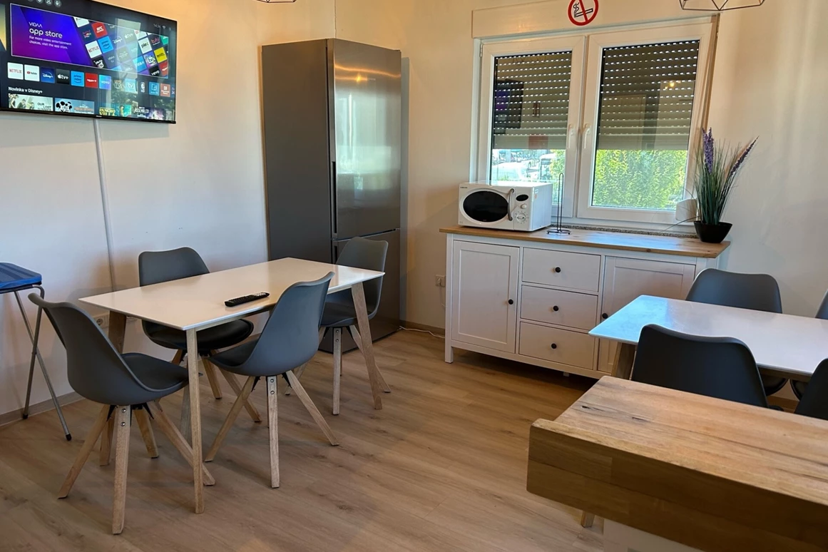 MonteurZimmer: Moderne Küche mit Vollausstattung Klima Smart TV Wlan Grillplatz BBQ in 86368 Gersthofen