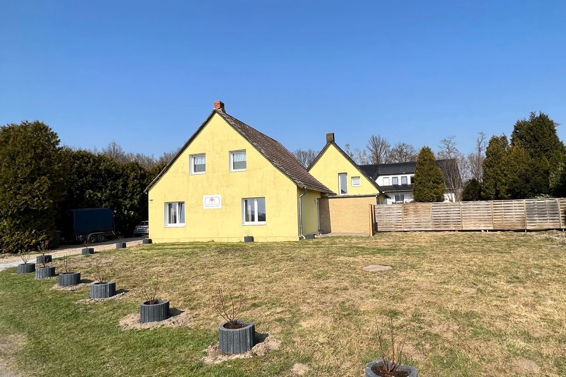 MonteurZimmer: CT PENSION - Monteurwohnungen mit eigenem Garten