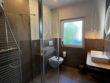 MonteurZimmer: Gästehaus Windmühlenweg, 4 Schlafzimmer, 112 qm, neu und modern in 32139 Spenge