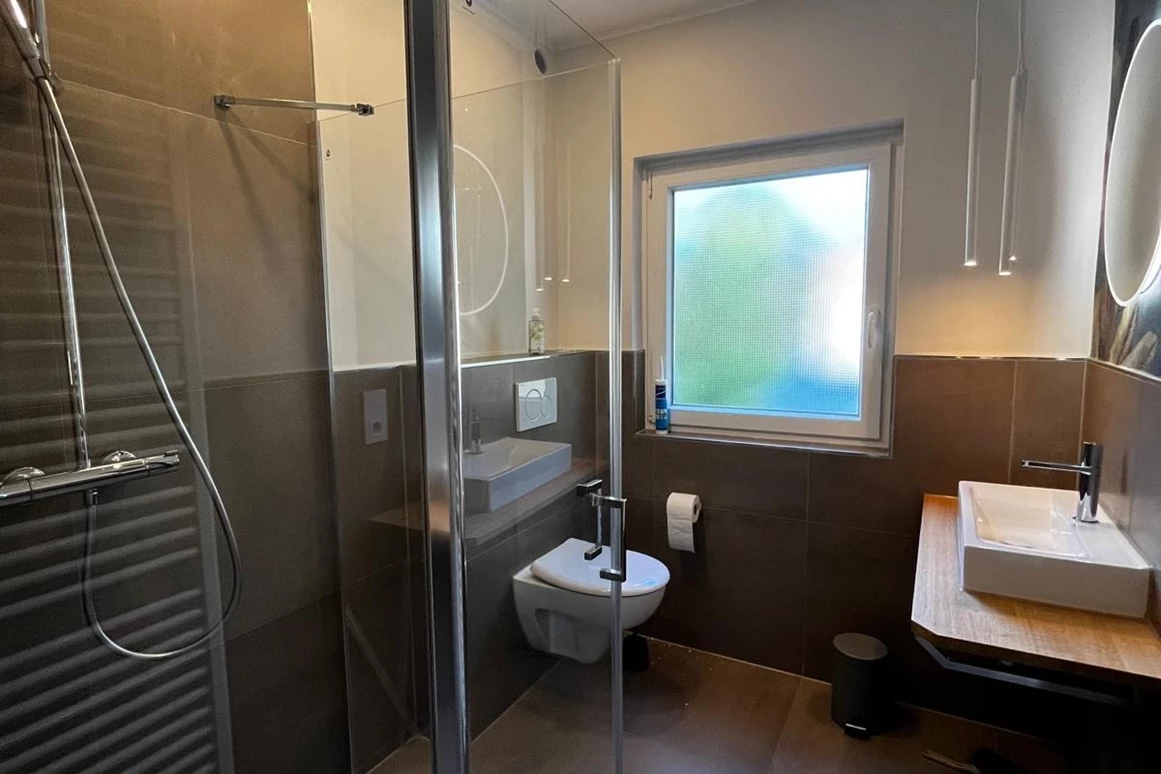 MonteurZimmer: Gästehaus Windmühlenweg, 4 Schlafzimmer, 112 qm, neu und modern in 32139 Spenge