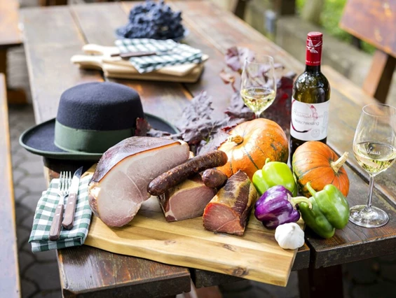 MonteurZimmer: Burschenschank u. Gästezimmer Hoamathaus