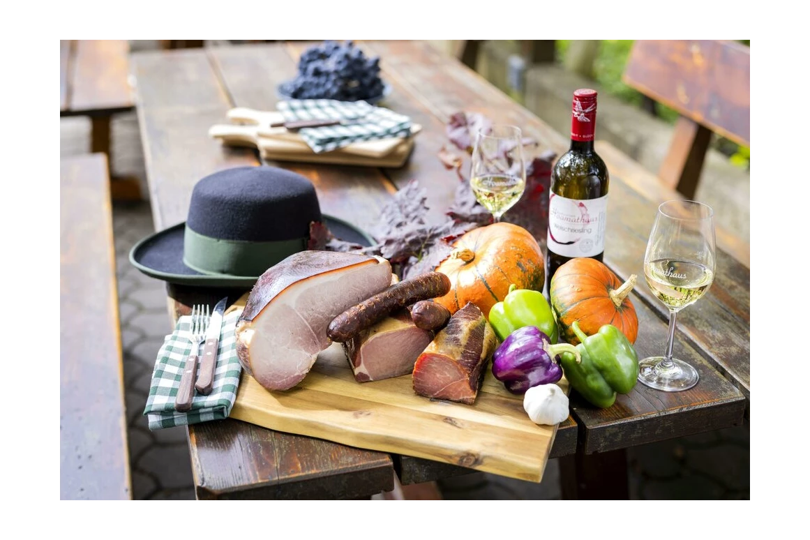MonteurZimmer: Burschenschank u. Gästezimmer Hoamathaus