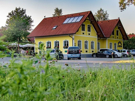 MonteurZimmer: Burschenschank u. Gästezimmer Hoamathaus