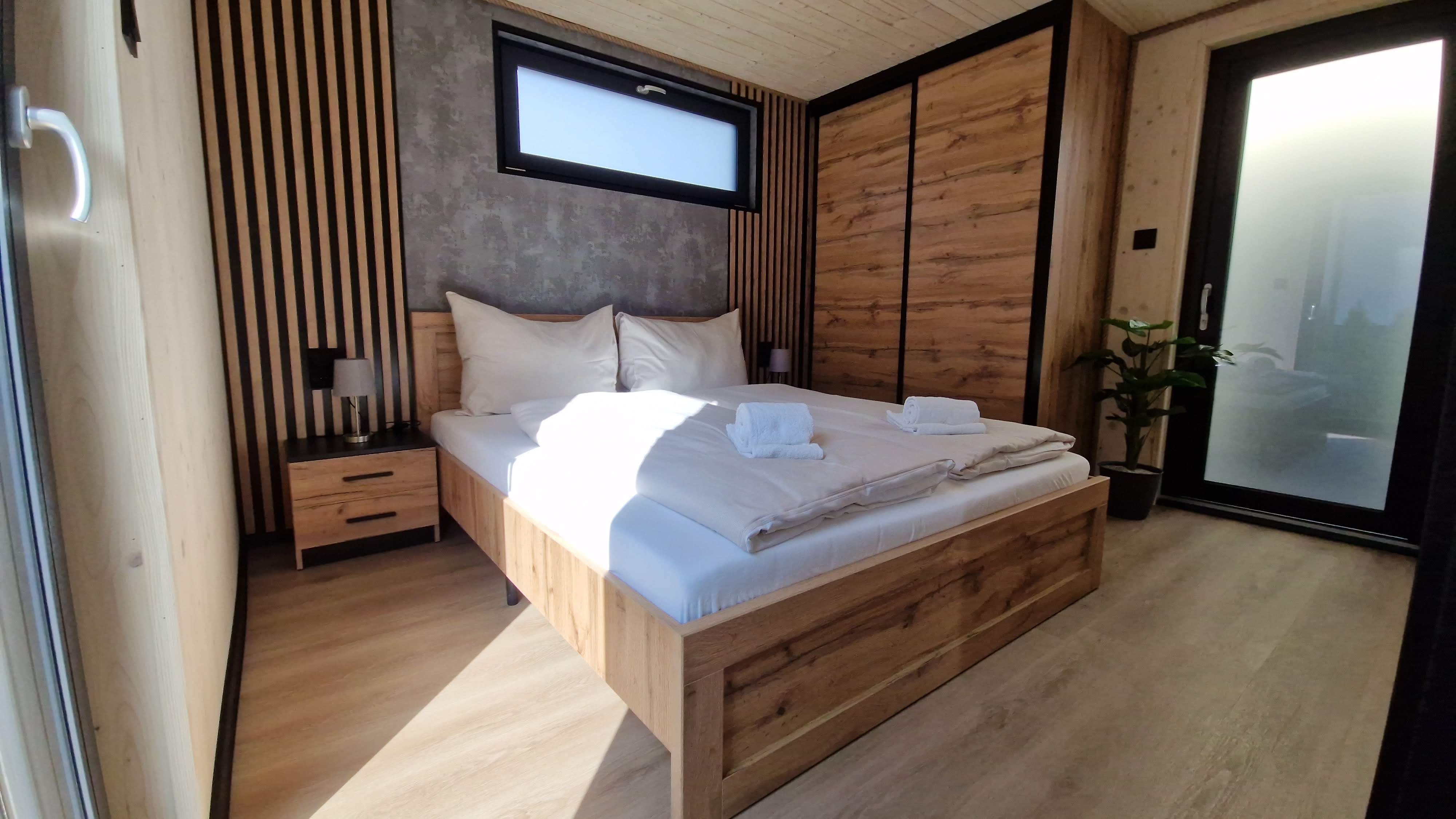 MonteurZimmer: Schlafzimmer mit Doppelbett im Erdgeschoss - Smi's Tiny House