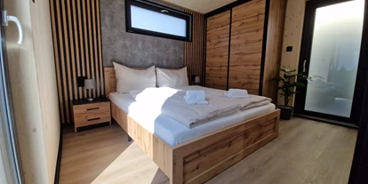Monteur-Zimmer - Küche - Österreich - Schlafzimmer mit Doppelbett im Erdgeschoss - Smi's Tiny House
