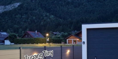 Monteur-Zimmer - Küche - Österreich - Parkplatz und Zugang zum Tiny Haus - Smi's Tiny House