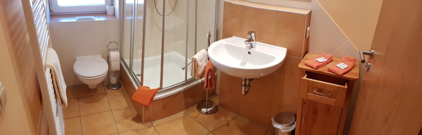 Monteur-Zimmer - https://www.pension-am-bahnhof-holzhausen.de/wp-content/uploads/2018/03/20180222_140932-1400x448.jpg - Am Bahnhof Pension Holzhausen