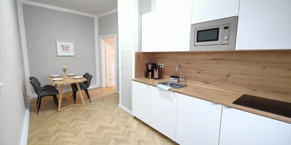 Monteur-Zimmer - Preis pro Nacht - Küche und Essbereich - Zollikof Aparts