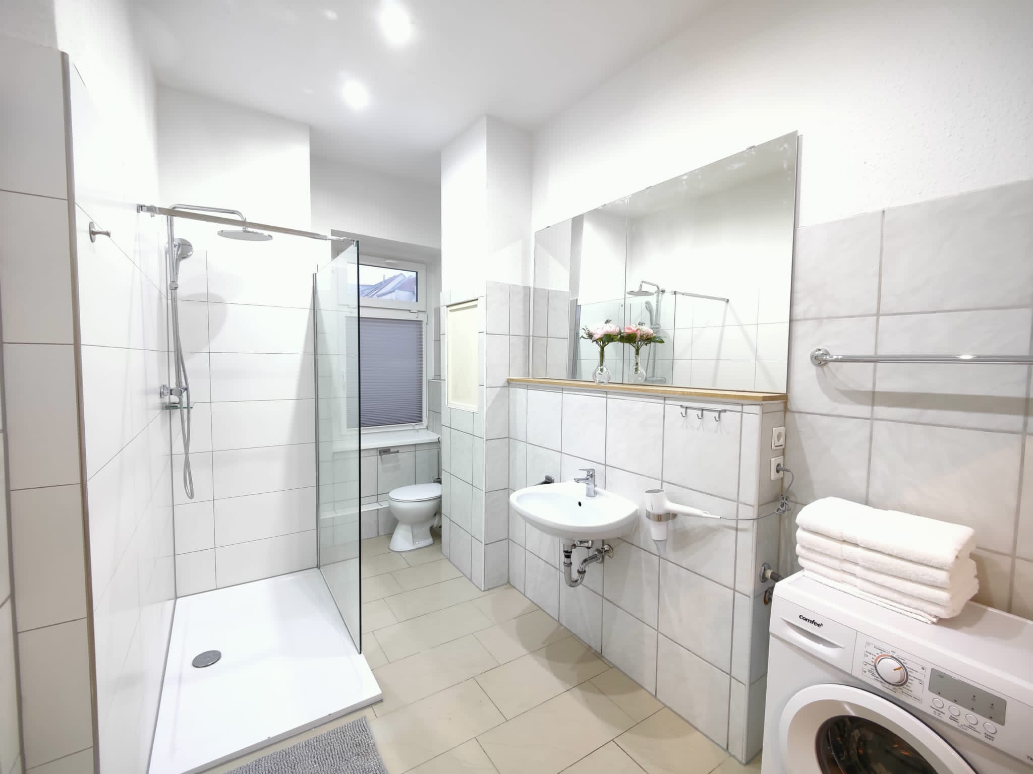 MonteurZimmer: Bad mit Dusche und Waschmaschine - Zollikof Aparts