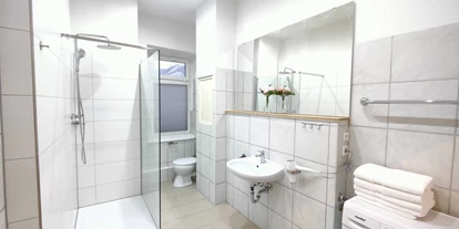Monteur-Zimmer - Preis pro Nacht - Bad mit Dusche und Waschmaschine - Zollikof Aparts