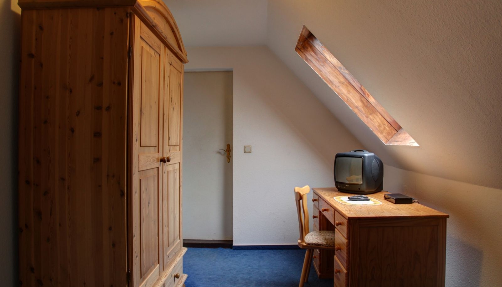 Monteur-Zimmer - https://foto.hrsstatic.com/fotos/0/2/1600/916/80/000000/http%3A%2F%2Ffoto-origin.hrsstatic.com%2Ffoto%2F4%2F1%2F4%2F3%2F414385%2F414385_z_4521847.jpg/r%2FhMcsm4I6Hr%2B2WSnof7yQ%3D%3D/1024%2C682/6/Herberge_in_der_Buttergasse-Leipzig-Standardzimmer-7-414385.jpg - Herberge in der Buttergassse