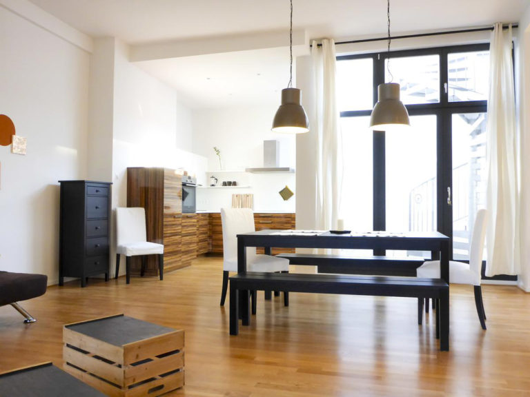 Monteur-Zimmer - Sachsen-Anhalt - https://5elementshostel.de/wp-content/uploads/2021/03/table-leipzig-1-768x576.jpg - 5 Elements Hostel Leipzig