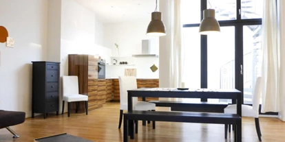 Monteur-Zimmer - Sachsen-Anhalt - https://5elementshostel.de/wp-content/uploads/2021/03/table-leipzig-1-768x576.jpg - 5 Elements Hostel Leipzig